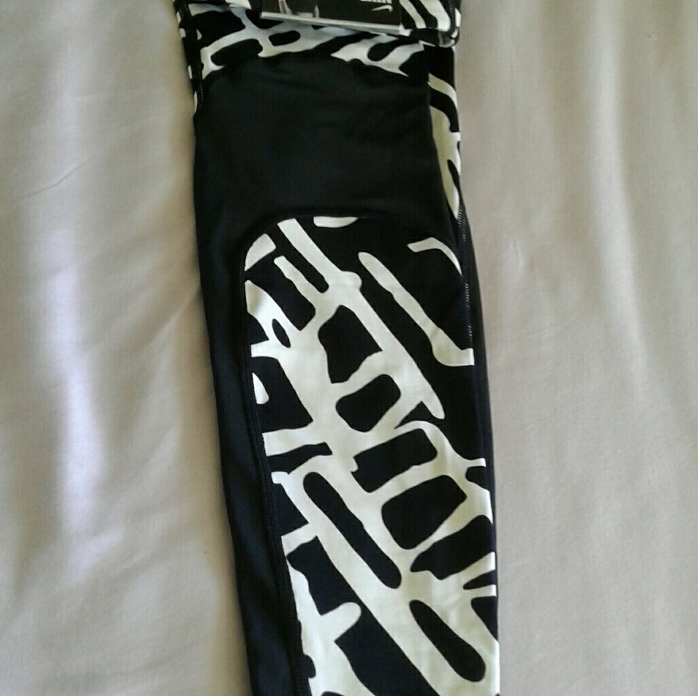 Nike Epic Lux Tight Fit NWT size S - Picture 7 of 8